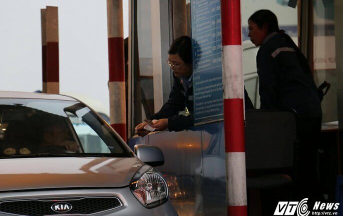 Video: Tài xế là dùng tiền lẻ ướt nước qua trạm BOT