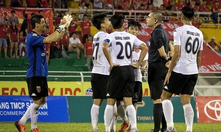 Trò hề của CLB Long An xấu xí nhất bóng đá Việt Nam 2017