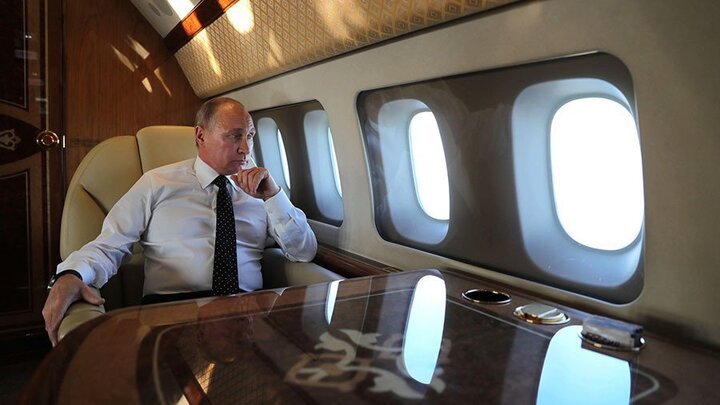 Video: Tổng thống Putin rướn người nhìn Su-35 hộ tống khi thăm Syria