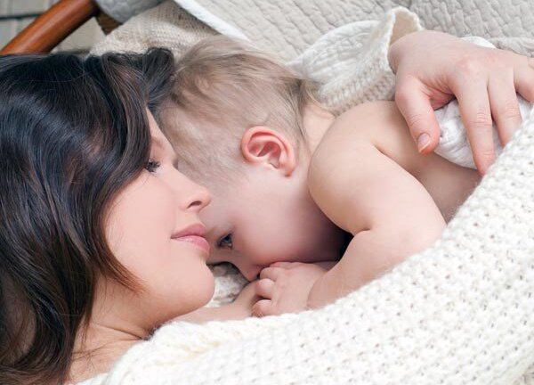 Vì sao mẹ nên ngủ chung với bé đến 3 tuổi?