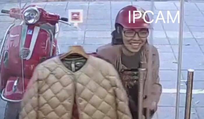 Trộm sang chảnh vào shop nhét quần áo đầy túi xách