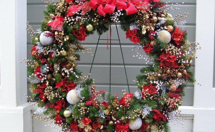 Cách làm vòng nguyệt quế trang trí Noel siêu đẹp chỉ từ chiếc móc quần áo