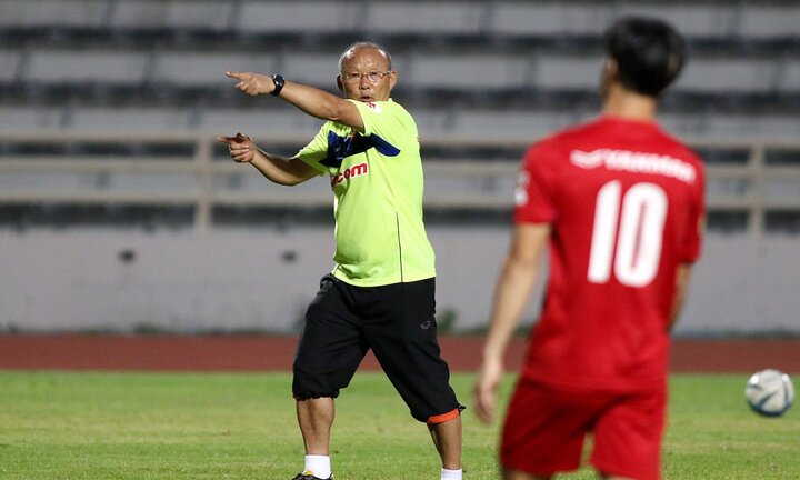 Sút quá tồi, Công Phượng bị thầy Park Hang Seo 'phạt' tập riêng