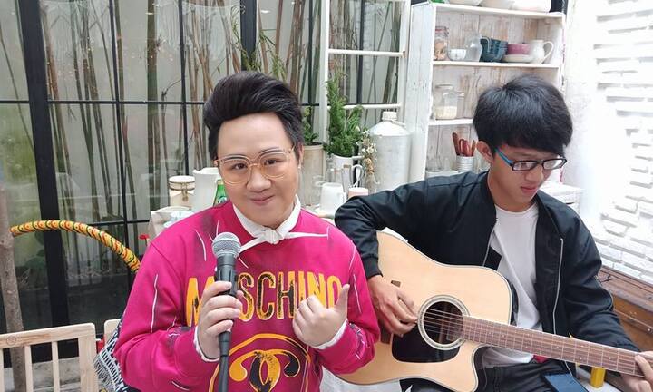 Đang livestream với Trung Quân Idol: 'Thánh mưa' tiết lộ chuyện tình yêu