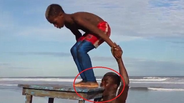 Clip: Người đàn ông dùng răng nhấc bổng chiếc bàn và 1 đứa trẻ