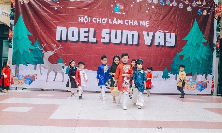 Chùm ảnh: Mẫu nhí diện áo dài, đội mấn tự tin biểu diễn thời trang tại Hội chợ làm cha mẹ Noel 2017