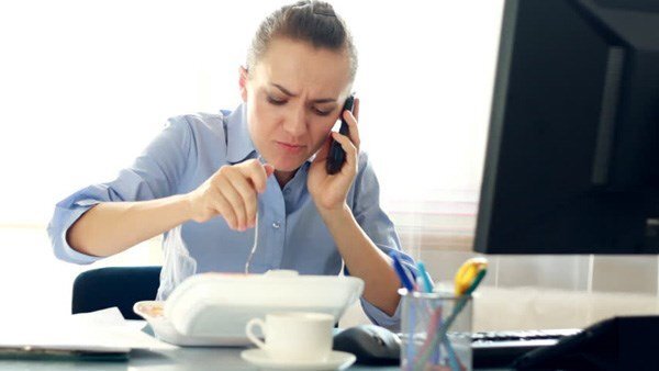 Ăn trưa tại bàn làm việc: Mau già, chóng chết và dễ nhiễm 16 triệu vi khuẩn