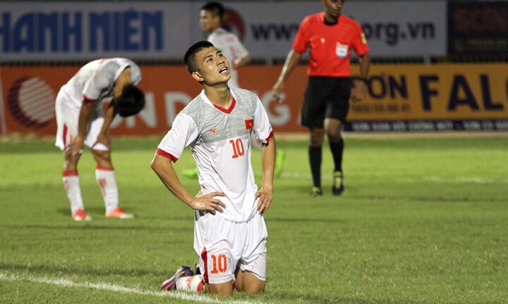 Bất lực trước U21 Thái Lan, cầu thủ U21 Việt Nam gục xuống sân
