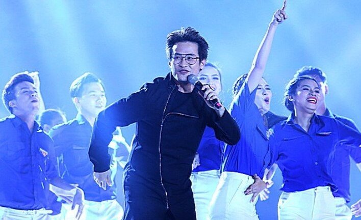 Ca sỹ Hà Anh Tuấn 'quẩy' cực sung cùng hàng nghìn thanh niên ưu tú