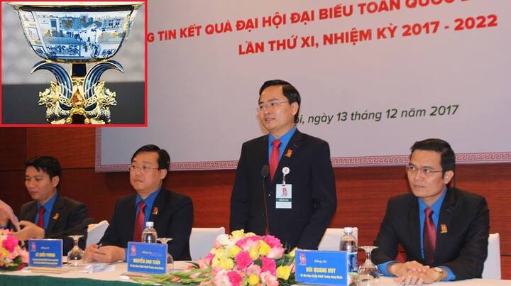 Bí thư Trung ương Đoàn bác thông tin tặng chén ngọc cho đại biểu dự Đại hội Đoàn toàn quốc