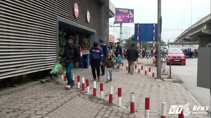 Lắp Barie ngăn xe máy tràn lên vỉa hè ở Hà Nội: Người đi bộ nói gì?