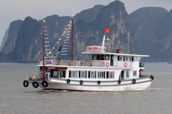 Du khách bị 'chém’ bữa cơm 9 triệu đồng trên vịnh Hạ Long: 2 tàu du lịch và thuyền viên bị 'cấm cửa'