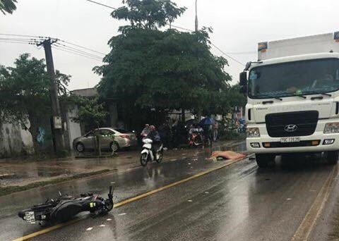 Va chạm xe máy, người đàn ông ngã văng ra đường bị xe container cán chết