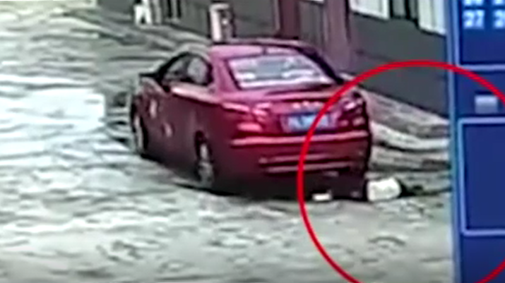 Video: Bố chết lặng khi vô tình lái xe cán qua con gái 9 tuổi