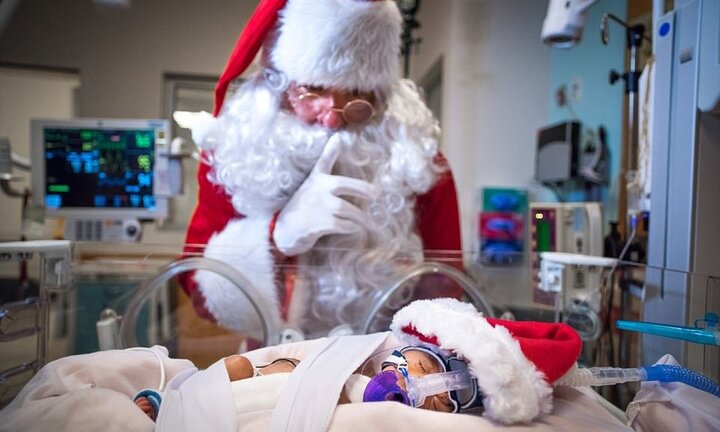 Xúc động hình ảnh đón Noel sớm của những em bé sinh non trong phòng chăm sóc đặc biệt