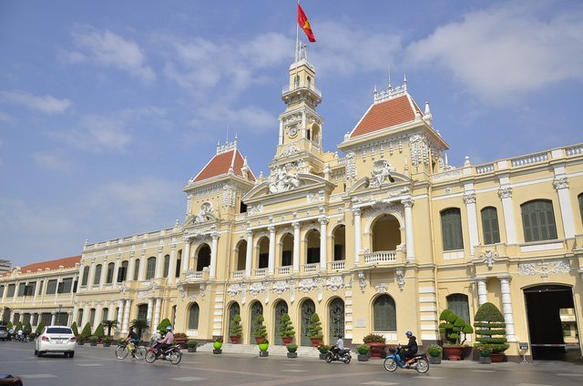 TP.HCM bỏ quy định cấm công chức mặc quần jean áo thun đi làm