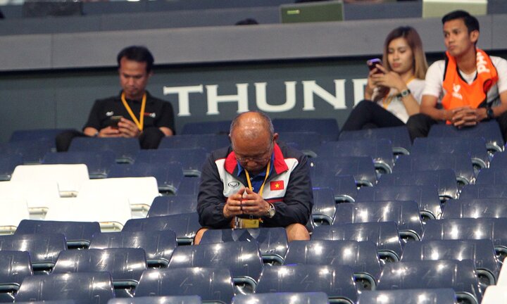 HLV Park Hang Seo bần thần, thở dài suốt buổi khi thua trận