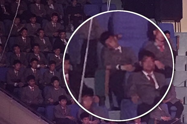 Nam sinh viên Triều Tiên bị chụp ảnh ngủ gật trong sự kiện