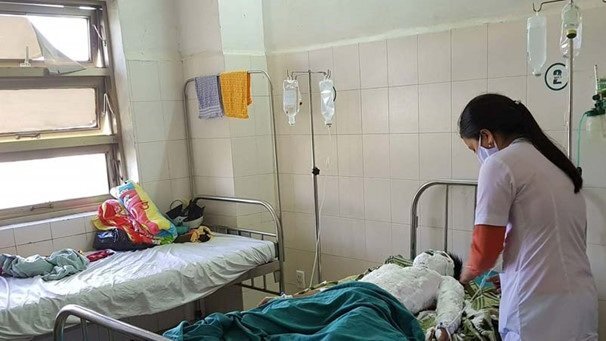 Nam sinh bị điện phóng trúng nhập viện nguy kịch