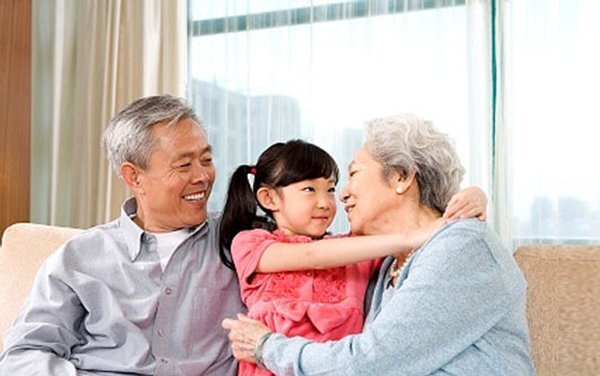 Con mình đẻ ra, sao lại bắt ông bà trông cháu?