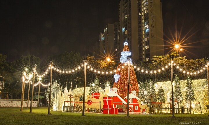 Đến Ecopark đón Giáng sinh đậm chất Bắc Âu cùng ông già Noel lớn nhất Việt Nam