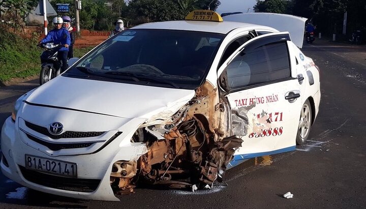 Sợ bị phát hiện chở pháo lậu, tài xế taxi tăng ga bỏ chạy rồi gây tai nạn