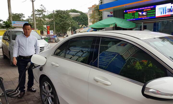 Chính thức bán xăng sinh học E5: Vẫn ngỡ ngàng, hoang mang