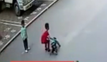 Video: Thấy bé trai bị xe đâm, cậu bé 7 tuổi có hành động khiến tất cả người lớn phải xấu hổ