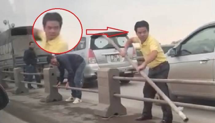 Tài xế ô tô ngang nhiên tháo dải phân cách trên cầu Thanh Trì để trốn CSGT