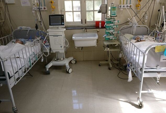 12 tiếng tách rời thành công cặp sinh đôi dính liền gan, ruột và bàng quang