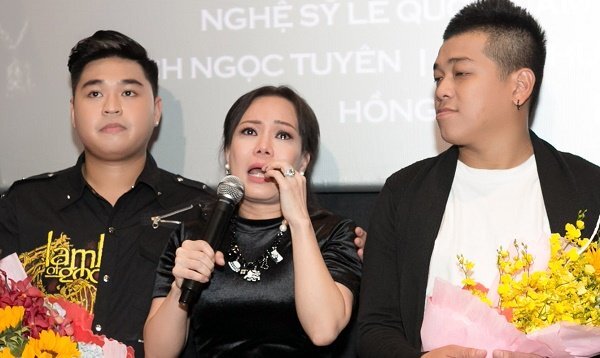 Việt Hương bật khóc nức nở khi hội ngộ đàn em