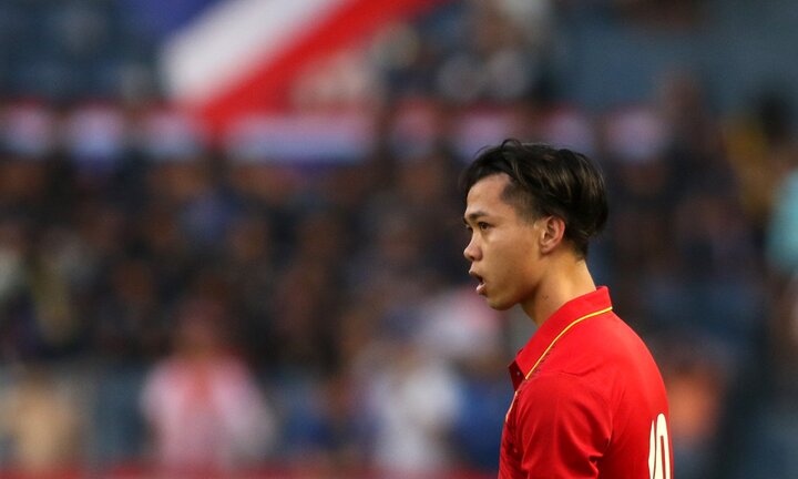 'Gạt giò' nằm sân, người Thái vẫn không ngăn được Công Phượng