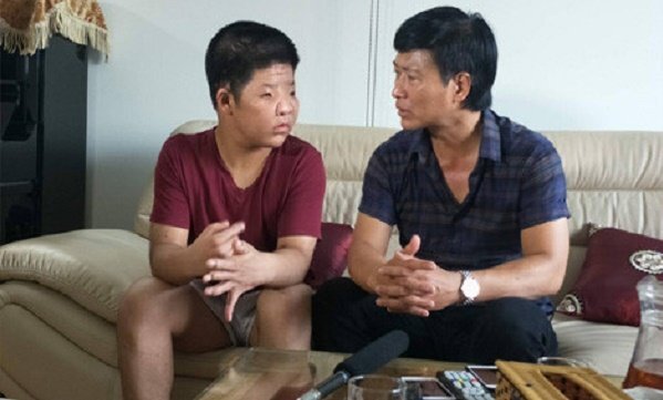 Câu chuyện cảm động của cha con Quốc Tuấn nhận Giải vàng truyền hình