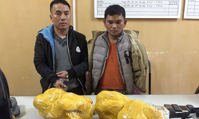 Bị vây bắt, 2 kẻ buôn ma túy điên cuồng chống trả cảnh sát