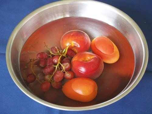 Mẹo khử hóa chất dính trên trái cây trước khi ăn