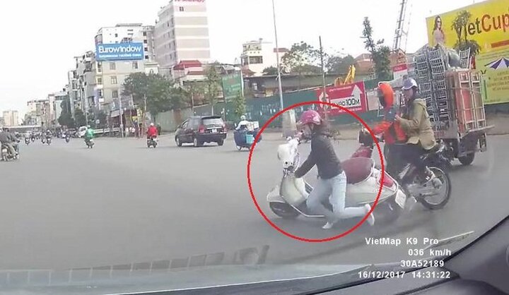 Clip: Tránh xe Wave sang đường, cô gái đi Vespa lao vào đầu ô tô
