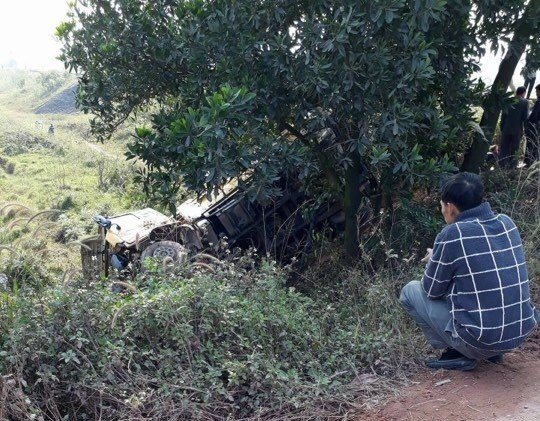 Cố vượt đường ngang, xe tải bị tàu hỏa tông lật nhào xuống ruộng