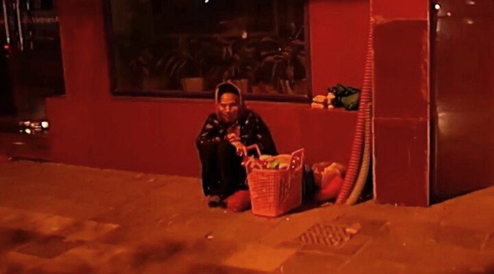 Xuyên đêm phát đồ ăn miễn phí cho người vô gia cư giữa trời rét buốt