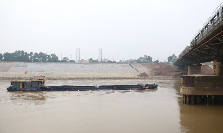 Tàu chở cát lật trên sông Hồng, thuyền trưởng mất tích