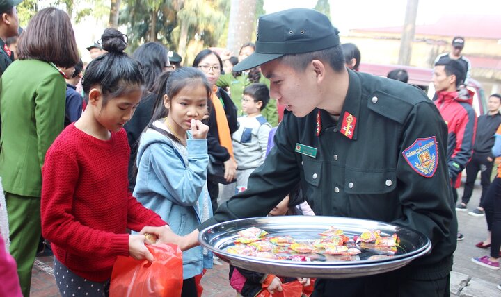Chiến sỹ cảnh sát cơ động Hà Nội mang yêu thương đến với số phận thiệt thòi