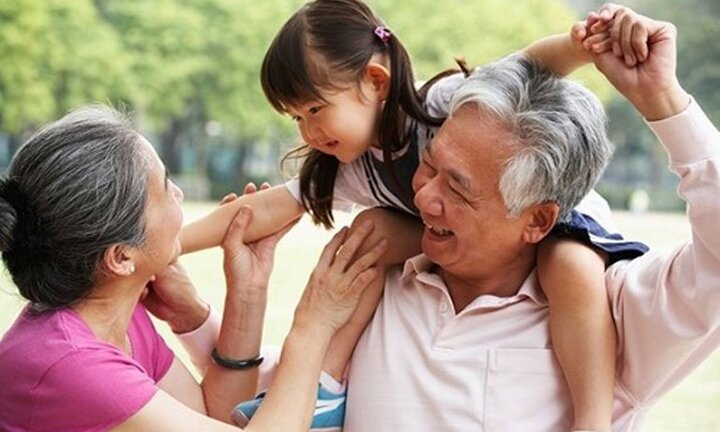 Trả lời thật: Bạn nhờ ông bà trông cháu có phải để tiết kiệm tiền?