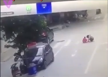 Clip: Mẹ mải nghe điện thoại, để con giữa đường và cái kết đau lòng