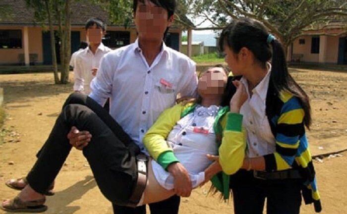 Hàng loạt vụ nữ sinh mắc 'bệnh lạ' ngất xỉu, tấn công người khác