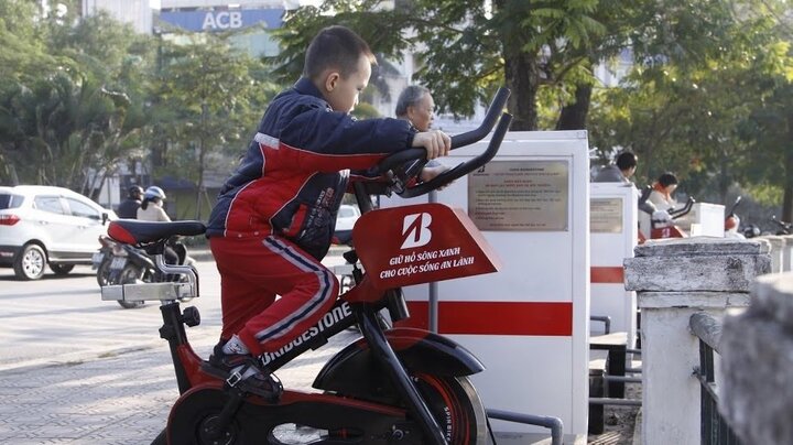 Ảnh: Xem dân Thủ đô vừa đạp xe thể dục vừa lọc nước ở hồ Hoàng Cầu