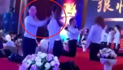 Clip: Công ty Trung Quốc bắt nữ nhân viên tát nhau để tăng 'tình đoàn kết'