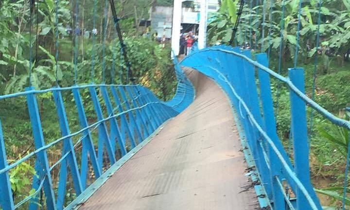 Đứt cáp cầu treo, học sinh lớp 4 rơi xuống sông mất tích