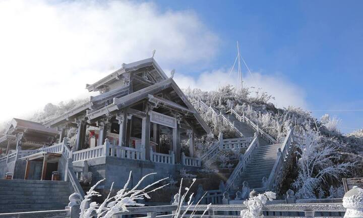 Ảnh: Băng tuyết phủ trắng xoá, đỉnh Fansipan đẹp như cổ tích