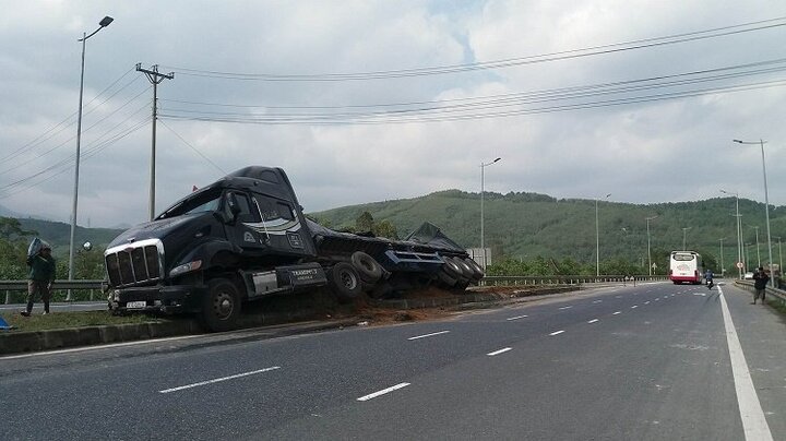 Trong 1 giờ đồng hồ, 3 vụ lật xe liên tiếp xảy ra ở Huế