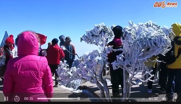 Video: Du khách đổ xô lên ngắm băng tuyết phủ trắng đỉnh Fansipan