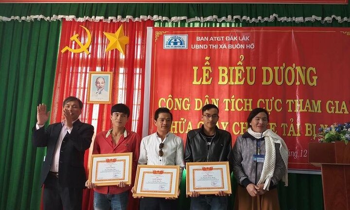 Trao giấy khen cho người dân cứu xe hàng bị cháy trên đường Hồ Chí Minh